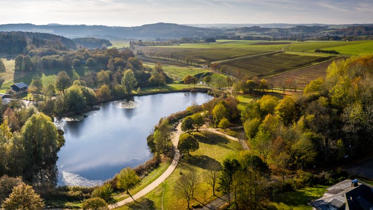 Landscape with lake, surrounded by trees and fields, in the Bolsdorf valley, Hillesheim.