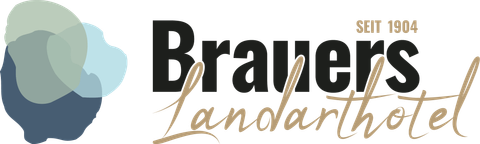 Das Logo von Brauers Landarthotel zeigt den Schriftzug "Brauers" in großer, schwarzer Schrift. Darunter steht "Landarthotel" in einer eleganten, goldenen Schrift, mit einem Hinweis auf das Gründungsjahr 1904.