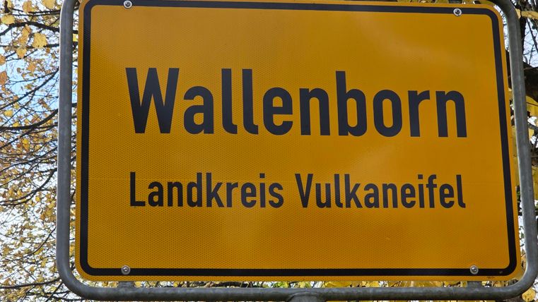 Ortsschild "Wallenborn" im Landkreis Vulkaneifel.