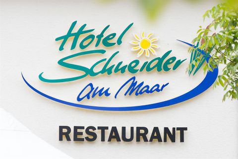 Ein Schild mit dem Namen "Hotel Schneider am Maar" und dem Wort "RESTAURANT" darunter. Die Farben sind hell und einladend, um eine freundliche Atmosphäre zu vermitteln.