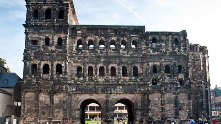Ein historisches Bauwerk mit beeindruckender Architektur. Viele Menschen besichtigen die Ruine.