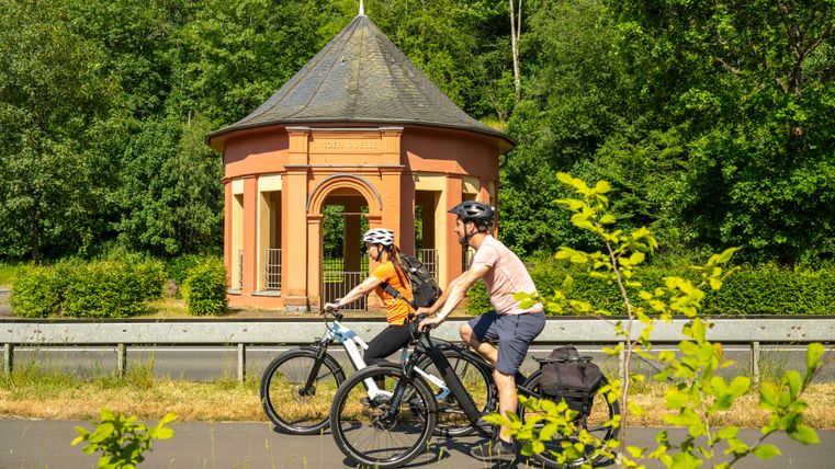 Radfahrer auf dem  Kyll-Radweg bei der Lindenquelle in Birresborn.