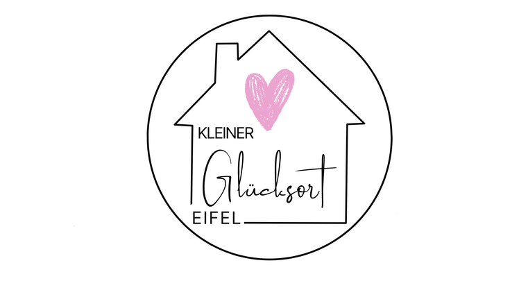 Ein runder Logo mit einem stilisierten Haus und einem Herz. Der Text enthält die Wörter "KLEINER Glücksort Eifel".