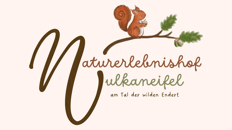 Ein niedliches Eichhörnchen sitzt auf einem Ast. Der Text zeigt den Namen "Naturerlebnishof Vulkaneifel" und beschreibt die Lage im Tal der wilden Endert.