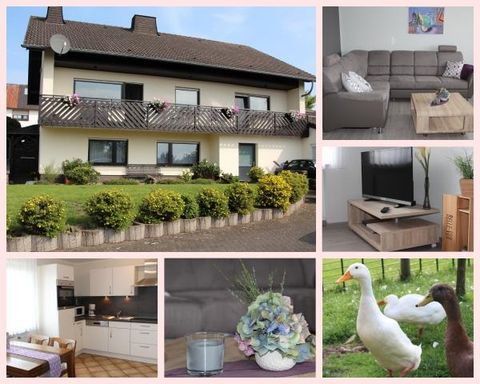 Een gezellig huis met een balkon en een verzorgde tuin. Binnen is er een moderne keuken, een woonkamer en mooie decoratie.