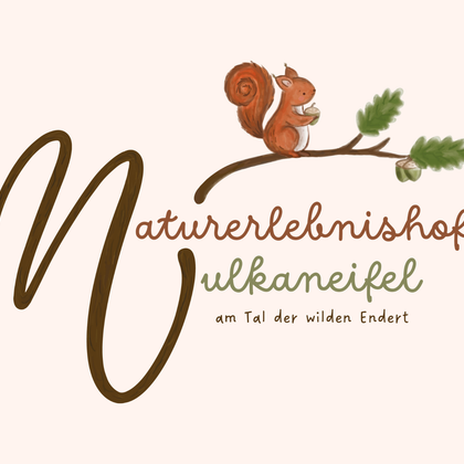 Ein niedliches Eichhörnchen sitzt auf einem Ast. Der Text zeigt den Namen "Naturerlebnishof Vulkaneifel" und beschreibt die Lage im Tal der wilden Endert.