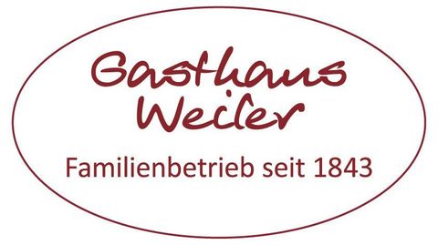 Ein Schild des Gasthauses Weiler. Es zeigt, dass der Betrieb seit 1843 ein Familienunternehmen ist.