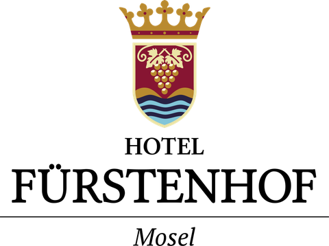 Ein elegantes Logo des Hotels Fürstenhof in Mosel. Es zeigt eine Krone, Trauben und Wellen.