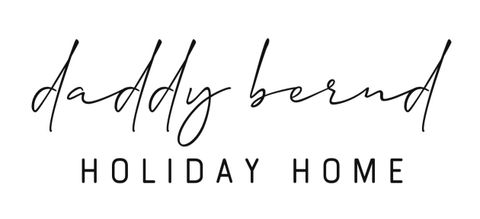 Een stijlvol logo voor een vakantiewoning. De naam "daddy bernd" is in elegante schrift weergegeven.