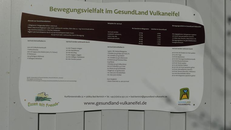 Eine Informationstafel über Bewegungsangebote im GesundLand Vulkaneifel. Sie enthält eine Liste von Aktivitäten und Kontaktinformationen.