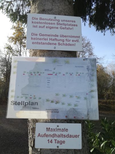 Ein Schild mit wichtigen Informationen über einen Parkplatz. Es zeigt einen Stellplan und weist auf die maximale Aufenthaltsdauer von 14 Tagen hin.