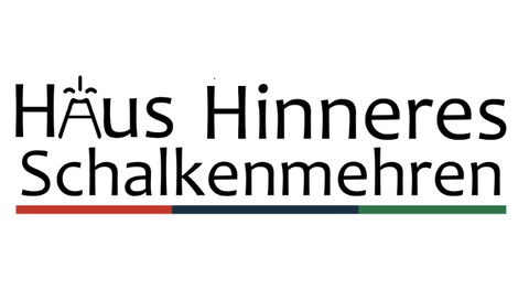 Ein Logo mit dem Text "Haus Hinneres Schalkenmehren" in verschiedenen Schriftarten. Darunter sind farbige Balken in Rot, Blau und Grün zu sehen.