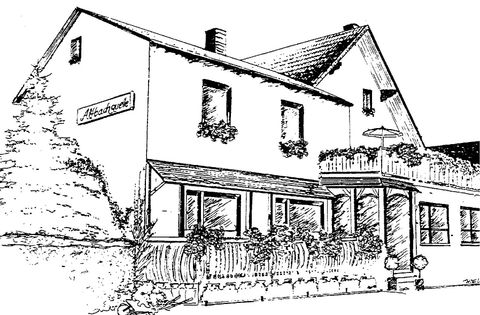 Een eenvoudige, schetsmatige afbeelding van een huis met een balkon. Er zijn ramen met bloembakken en een beschaduwde terras.