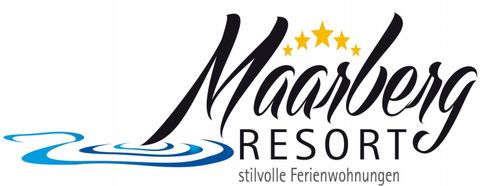 Das Logo des Maarberg Resorts zeigt stilvolle Ferienwohnungen mit einem eleganten Schriftzug. Fünf Sterne deuten auf die hohe Qualität des Resorts hin.