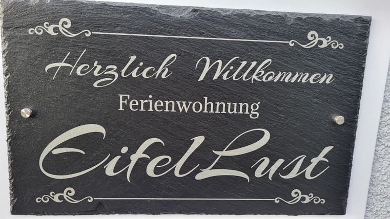 Ein Willkommensschild für die Ferienwohnung "EifelLust". Es bietet einen einladenden ersten Eindruck für Gäste.