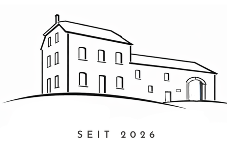 Ein einfaches, schwarzes Strichzeichnung eines Hauses mit mehreren Fenstern. Unter dem Haus steht der Text "SEIT 2026".