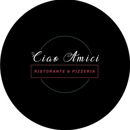 Ein runder, schwarzer Hintergrund mit dem Schriftzug "Ciao Amici" in eleganter Schrift. Darunter steht "Ristorante & Pizzeria" in leuchtendem Rot.