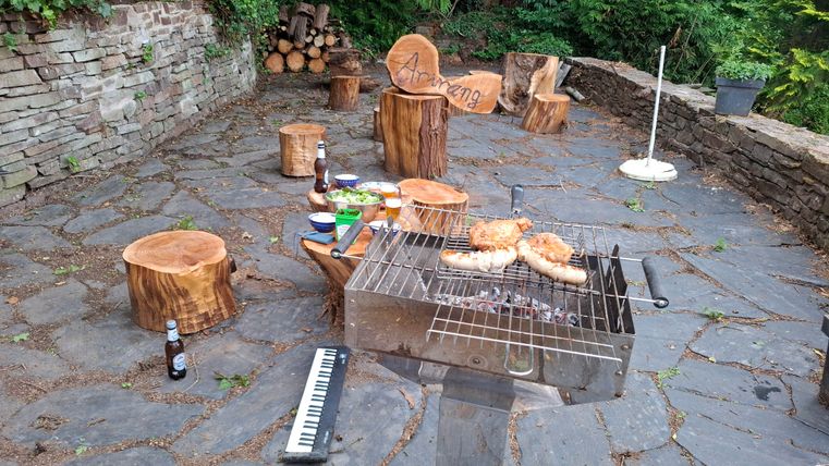 Man kann sich beim Grillen im Garten unterhalten.