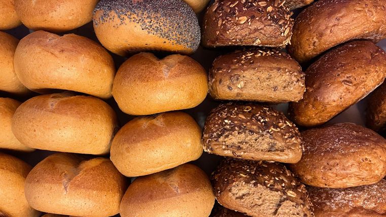 Eine Auswahl an frischen Brötchen in verschiedenen Sorten. Die Brötchen sind goldbraun und schön angerichtet.