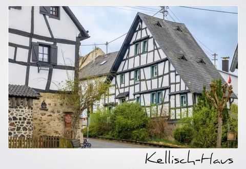 Ein malerisches Dorf mit traditionellen Fachwerkhäusern. Grünes Laub und ein ruhiger Straßenabschnitt verleihen der Szene Charme.