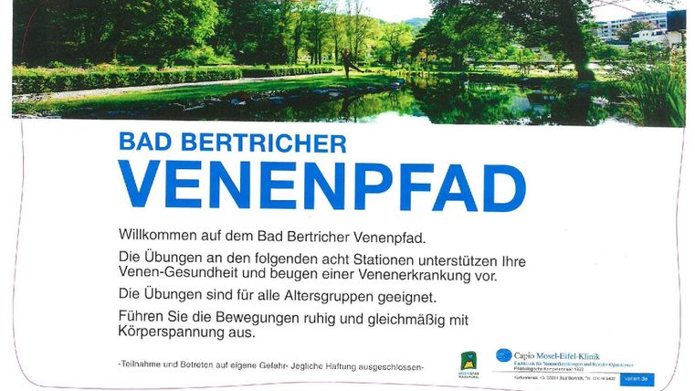 Ein Schild, das die Besucher des Bad Bertricher Venenpfads willkommen heißt. Es informiert über Übungen zur Unterstützung der Venen-Gesundheit und die Förderung der Körperbewegung.