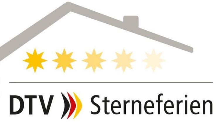 Ein Logo für DTV Sterneferien. Es zeigt ein stilisiertes Haus mit vier Sterne-Kategorisierungen.