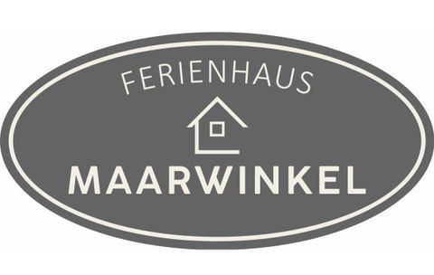 Ein schlichtes Logo für ein Ferienhaus mit dem Namen "Maarwinkel". Die Farben sind grau und weiß mit einer einfachen Hausgrafik.