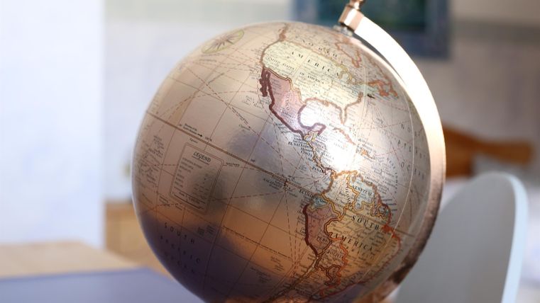 Ein schöner Globus mit einer goldenen Oberfläche. Er zeigt die Kontinente und Ozeane der Erde.