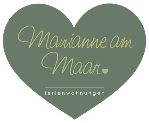 Ein herzförmiges Logo mit der Aufschrift "Marianne am Maar". Es repräsentiert Ferienwohnungen und vermittelt einen einladenden Eindruck.